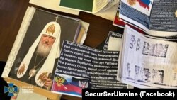 Одна з фотографій агітаційних прокремлівських матеріалів, які оприлюднила СБУ 10 січня 2023 року, повідомляючи, що за підтримку агресії Росії судитимуть митрополита Вінницької єпархії УПЦ (МП)