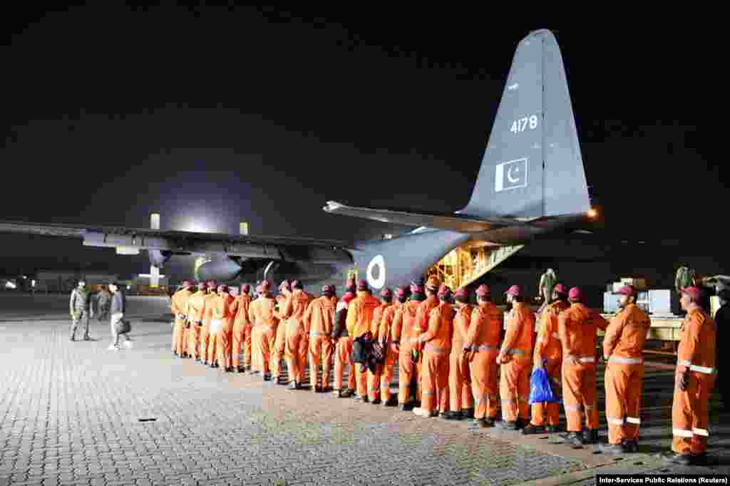 Членови на тим за пребарување и спасување од пакистанската војска се качуваат на авион на воздухопловните сили во Равалпинди рано на 7 февруари. Два лета на спасувачки тимови, како и мобилна болница и друга опрема, беа испратени од Пакистан.