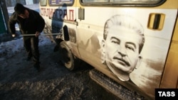 Маршрутное такси с портретом Иосифа Сталина, Волгоград, архивное фото