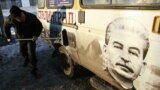 Автоунаанын каалгасына тартылган Сталиндин сүрөтү. 