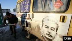 Мікроавтобус із зображенням Сталіна у Волгограді
