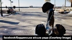 Бердянск - одна из визитных карточек города, памятник бычку. Жители Бердянска жалуются, что выживать в городе в российской оккупации становится все сложнее