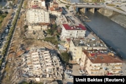 O vedere aeriană arată clădiri deteriorate și prăbușite în urma unui cutremur, în Hatay, Turcia, 7 februarie 2023.