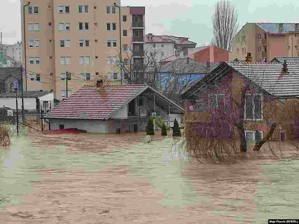 Disa shtëpi të përmbytura nga uji në Lagjen e Boshnjakëve në veri të Mitrovicës.