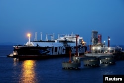 2018 年 8 月，一艘 LNG 油輪停靠在中國舟山的一個碼頭。