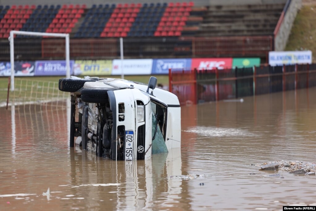 Një veturë e përmbysur pas vërshimeve në qytetin e Skenderajt.