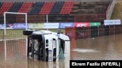 Një veturë e përmbysur pas vërshimeve në qytetin e Skenderajt, më 20 janar 2023.
