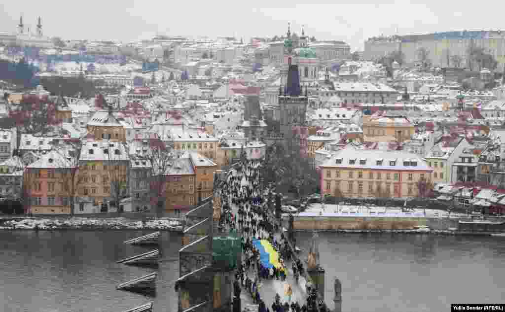 Щороку українці у Празі збираються на Карловому мосту на День Соборності України