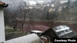 Rijeka Bosna obojena u crveno nakon što se izlila tečnost iz postrojenja kompanije ArcelorMittal, Zenica, 31. januar 2023.