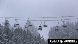 Ski centar Brezovica raspolaže sa devet žičara za isto toliko skijaških staza, od kojih je najduža 3.500 metara