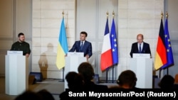 Слева направо: президент Украины Владимир Зеленский, президент Франции Эммануэль Макрон и канцлер Германии Олаф Шольц на пресс-конференции в Елисейском дворце в Париже, 8 февраля 2023 года