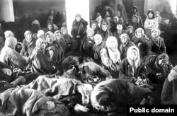 Казахские кочевники, бежавшие от голода в города. На снимке среди сидящих живых лежат тела умерших