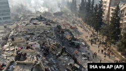 Воздушна фотографија на која се прикажани срушени згради во Кахраманмарас, јужна Турција, сабота, 11 февруари 2023 година.
