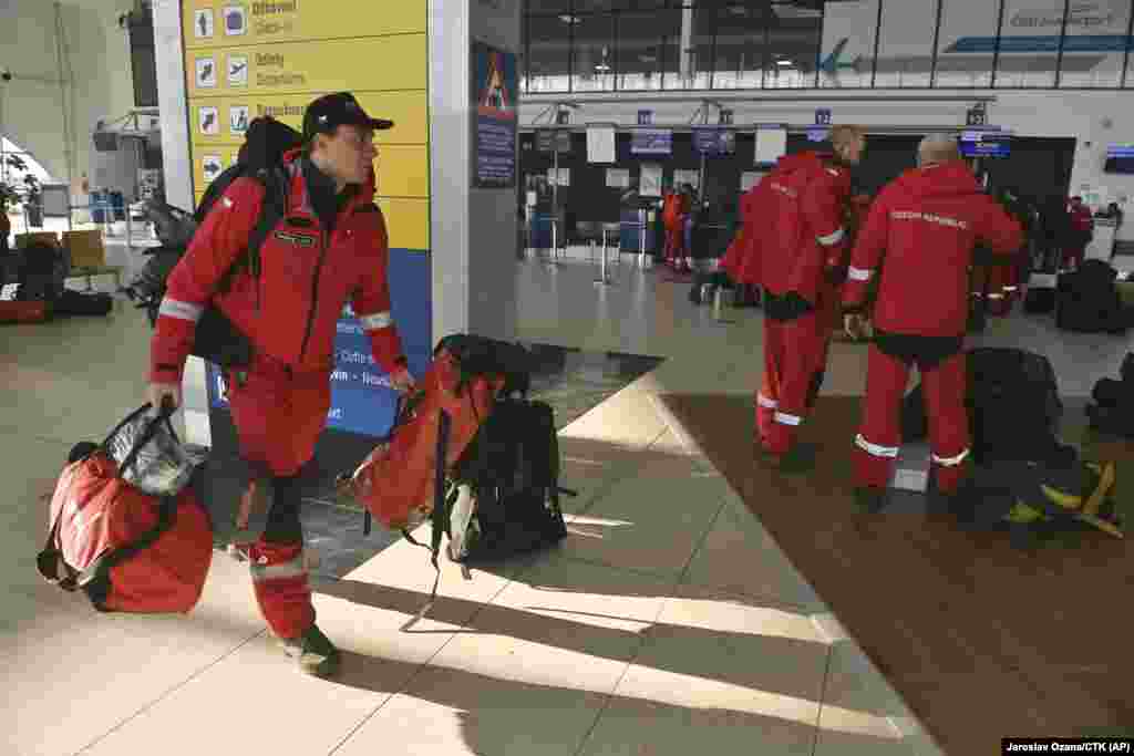 A csehországi, 68 fős városi kutató-mentő csapat tagjai felkészülnek a repülésre az ostravai repülőtérről február 6-án