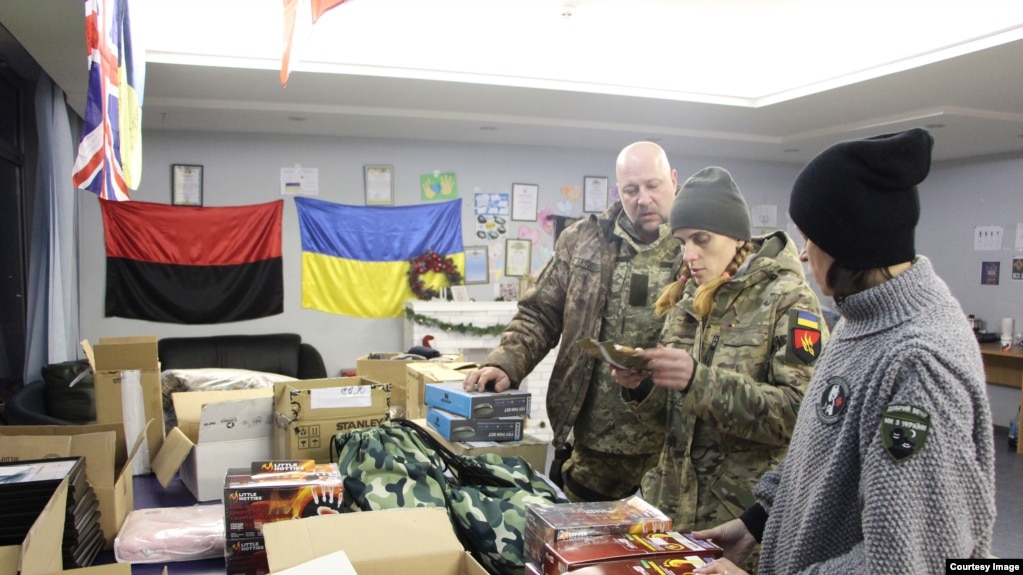 Войници, пристигнали от фронтовата линия, за да получат пакети, подготвени от Движението на украинските жени ветерани