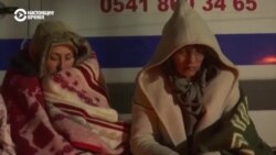 Спасатели в Турции круглые сутки разбирают завалы, и им до сих пор удается вытаскивать людей живыми. Несколько историй чудесного спасения