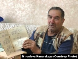 Энвер Февзиев показывает школьные тетради осужденного сына