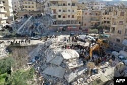 Спасители претърсват развалини в град Салкин в контролираната от бунтовниците северозападна провинция Идлиб на границата с Турция, 7 февруари 2023 г.