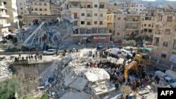  Спасители претърсват отломки в град Салкин в следената от бунтовниците северозападна провинция Идлиб, покрай сирийско-турската граница. 
