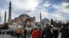 صف گردشگران در یکی از روزهای ماه ژانویه برای ورود به مسجد ایاصوفیه در استانبول