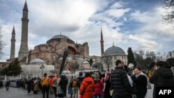 Turisti u redu za ulaz u Aju Sofiju, Istanbul, Turska, 10. januara 2023.