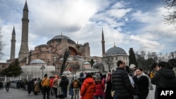 Turisti u redu za ulaz u Aju Sofiju, Istanbul, Turska, 10. januara 2023.