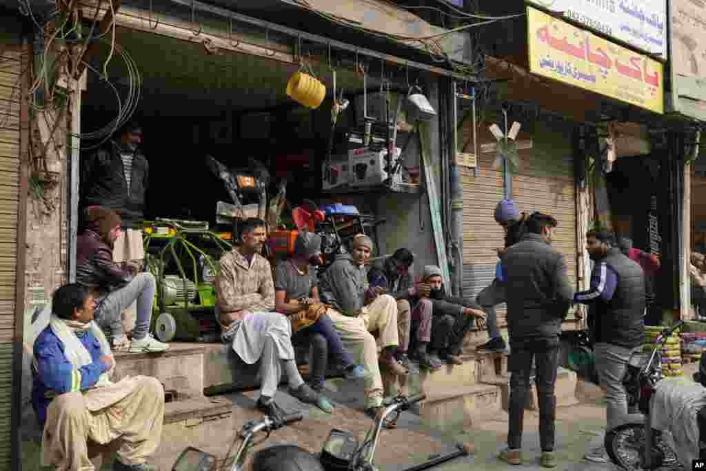 Trgovci čekaju uspostavljanje struje na tržnici, Lahore.