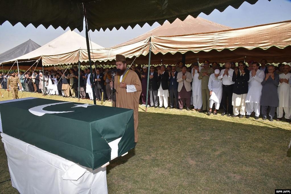 Zyrtarët ushtarakë pakistanezë dhe të tjerë, në Karaçi, i bëjnë nderimet e tyre ish-sundimtarit Pervez Musharraf, i cili vdiq më 5 shkurt.