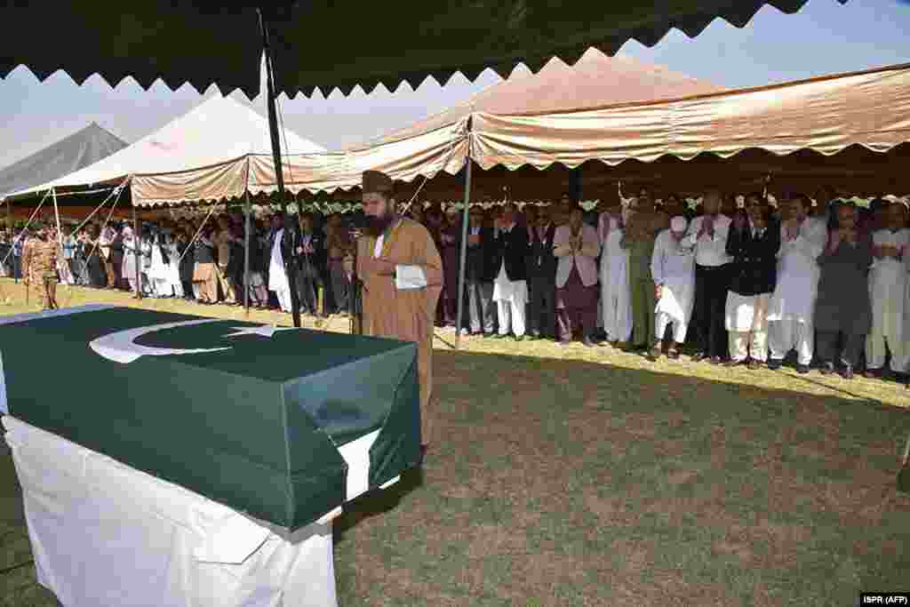 Pakistani military officials and others in Karachi pay their respects to former ruler Pervez Musharraf, who died on February 5.&nbsp;