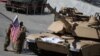 Американски войници стоят с полски и американски знамена до танк M1/A2 "Ейбрамс" на 30-тото Международно изложение на отбранителната промишленост в Киелце, Полша, 5 септември 2022 г.