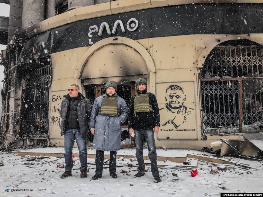Rappresentanti del movimento "Bielorussia libera".  Zyanon Pazniak, Zmytser Shchigelski e Paval Vusau durante una visita alla città ucraina liberata di Bakhmut.  30 gennaio 2023. Foto del reggimento Kalinowski