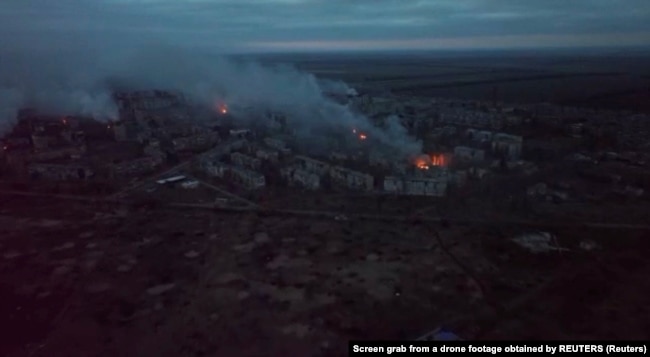 Пожежі і дим у Вугледарі під час обстрілів міста армією РФ. Вугледар, Донеччина, 26 січня 2023 року