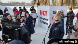 Владимир Степанов выступает на митинге