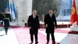 Узбекский лидер Шавкат Мирзиёев (слева) и кыргызский президент Садыр Жапаров в Бишкеке, 27 января 2023 года