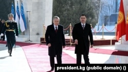 Узбекский лидер Шавкат Мирзияев (слева) и кыргызский президент Садыр Жапаров в Бишкеке, 27 января 2023 года.