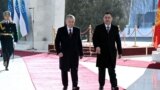 Президент Кыргызстана Садыр Жапаров (справа) и президент Узбекистана Шавкат Мирзияев. Бишкек, 27 января 2023 года.