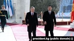 Президент Кыргызстана Садыр Жапаров (справа) и президент Узбекистана Шавкат Мирзияев. Бишкек, 27 января 2023 года.