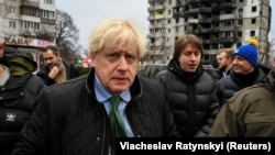 Бывший премьер-министр Великобритании Борис Джонсон во время поездки в Бородянку под Киевом, 22 января 2023 года. 