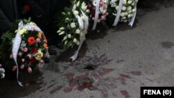 Cvijeće položeno na spomen-obilježje i "Sarajevska ruža", označena mjesta u Sarajevu na koje su tokom rata ispaljene granate od kojih su ubijani građani Sarajeva, 5. februar 2023. 