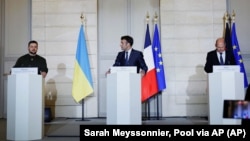 Претседателот на Украина Володимир Зеленски, францускиот претседател Емануел Макрон и германскиот канцелар Олаф Шолц присуствуваа на заедничка изјава во Елисејската палата во Париз, 8 февруари 2023 година