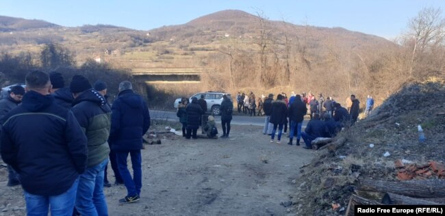 Një grup i serbëve lokalë në fshatin Dren, Komuna e Leposaviqit në veri të Kosovës, protestoi të premten për të tretën ditë me radhë kundër shpronësimit të tokave në veri të Kosovës.