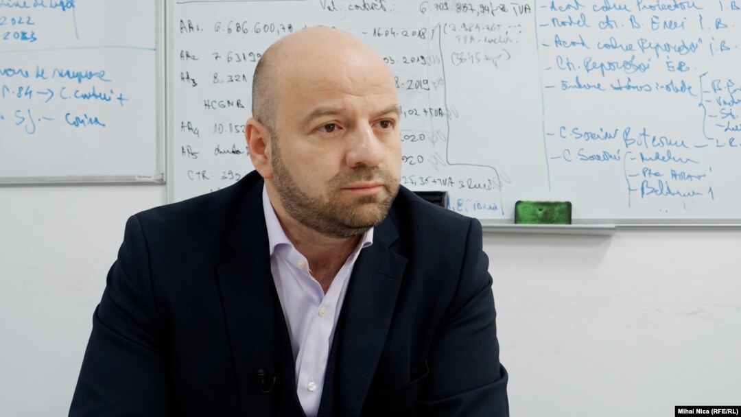 Răzvan Munteanu este directorul Administrației Municipale pentru Consolidarea Clădirilor cu Risc Seismic. Spune că autoritățile, în ultimii 30 de ani, nu au fost preocupate să consolideze clădirile, dar nici proprietarii nu sunt interesați și preferă să închirieze locuințele.