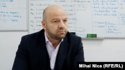 Răzvan Munteanu este directorul Administrației Municipale pentru Consolidarea Clădirilor cu Risc Seismic. Spune că autoritățile, în ultimii 30 de ani, nu au fost preocupate să consolideze clădirile, dar nici proprietarii nu sunt interesați și preferă să închirieze locuințele.