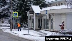 Первый с начала зимы обильный снег в Симферополе