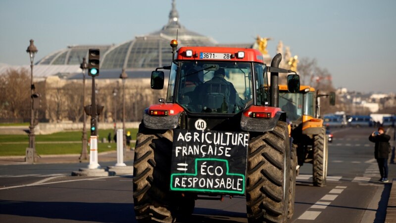 Фармери со трактори протестираат во Париз против забраната за пестициди