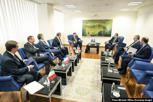 Kryeministri i Kosovës, Albin Kurti me emisarët ndërkombëtarë.