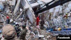 A dél-kelet törökországi Antakya városában egy összedőlt húszemeletes társasház romjainál kutatnak a mentők 2023. február 8-án
