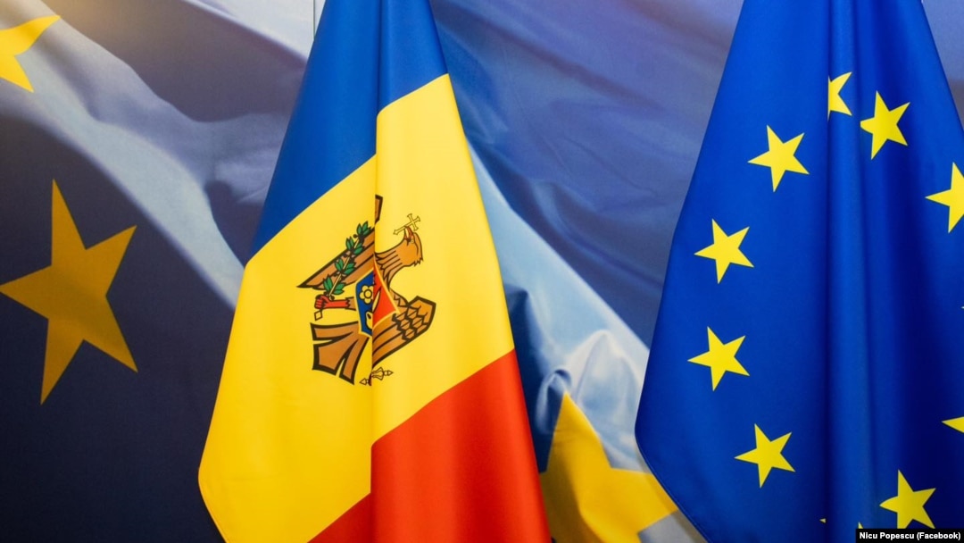 Steagul Republicii Moldova alături cel al Uniunii Europene.
