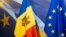 Steagul Republicii Moldova alături cel al Uniunii Europene.