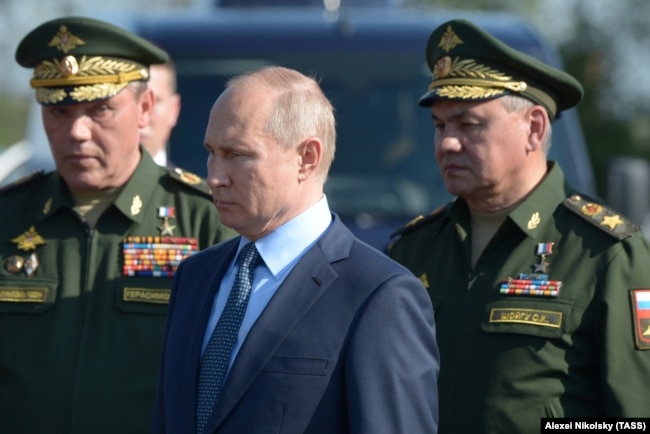 Valery Gerasimov (left), Sergei Shoigu (right), and Vladimir Putin in 2019.